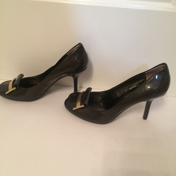 TAHARI HEELS SHOES GRAY PATENT LEATHER PUMPS GOLD ACCENT - Picture 7 of 8
